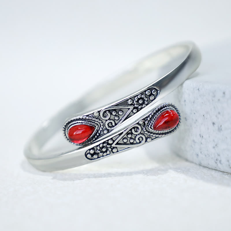 Silbernes Armband mit roten Steinen auf Marmor Nahaufnahme Schmuck