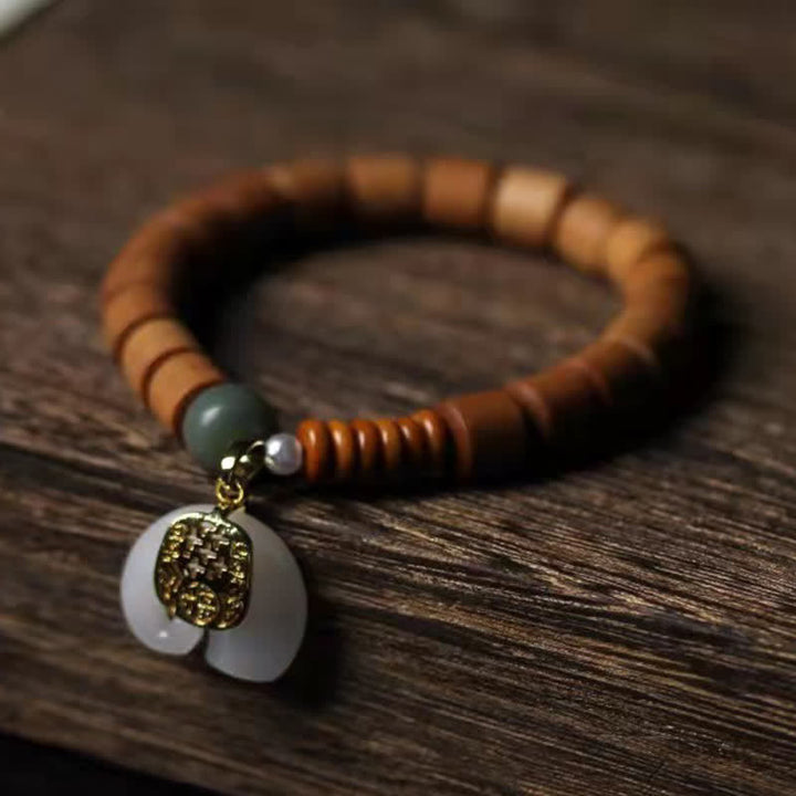 Armband Sandelholz Jade Elefant – Schutz mit grünem Stein elegant getragen
