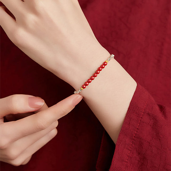 Rotes Armband 925 Silber Zinnober Fu-Zeichen am Handgelenk getragen elegant