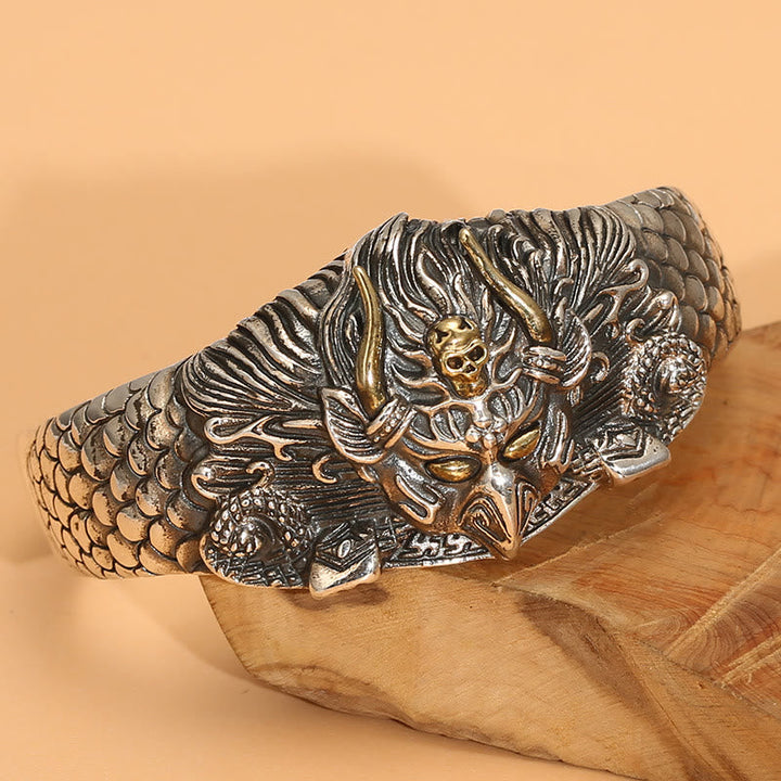 Tibetisches Garuda Vogel Armband Weisheit Schutz silberfarben Holzuntergrund.