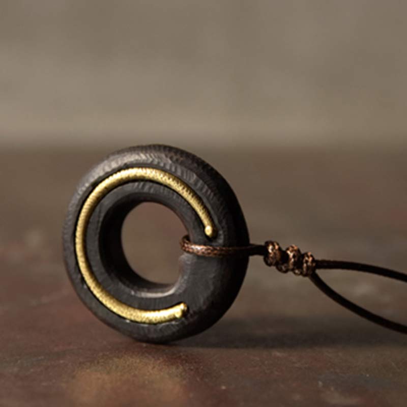 Ebenholz Zen Kreis – Gelassenheit & Frieden – Bild 9 – Ebenholz Zen Kreis Anhänger mit goldener Linie – minimalistisch elegant