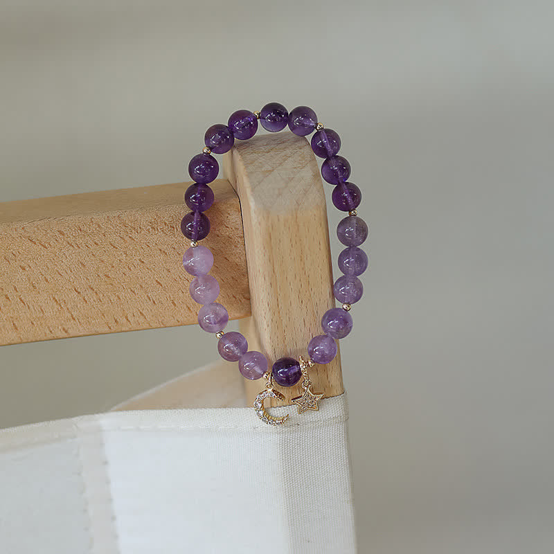 Amethyst Kristall Armband mit Mond Charm am Handgelenk getragen