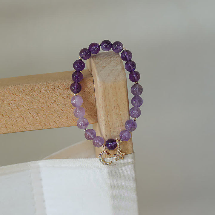 Amethyst Kristall Armband mit Mond Charm am Handgelenk getragen