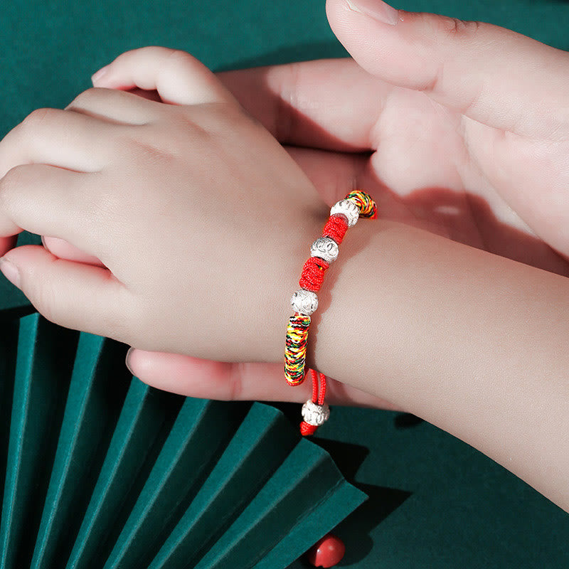 Rotes Armband 925 Silber – Stärke mit Perlen am Kinderhandgelenk getragen.