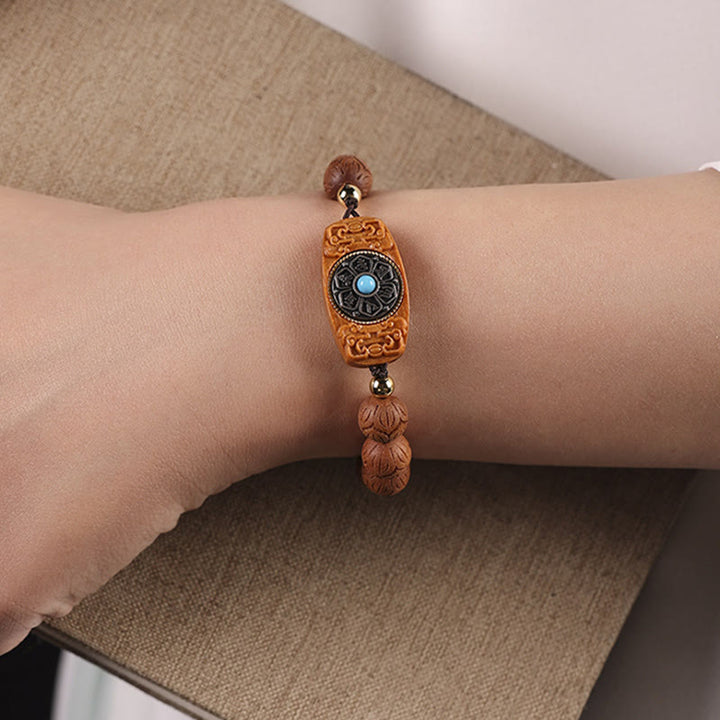 Sandelholz Ebenholz Om Mani Padme Hum Armband am Handgelenk getragen