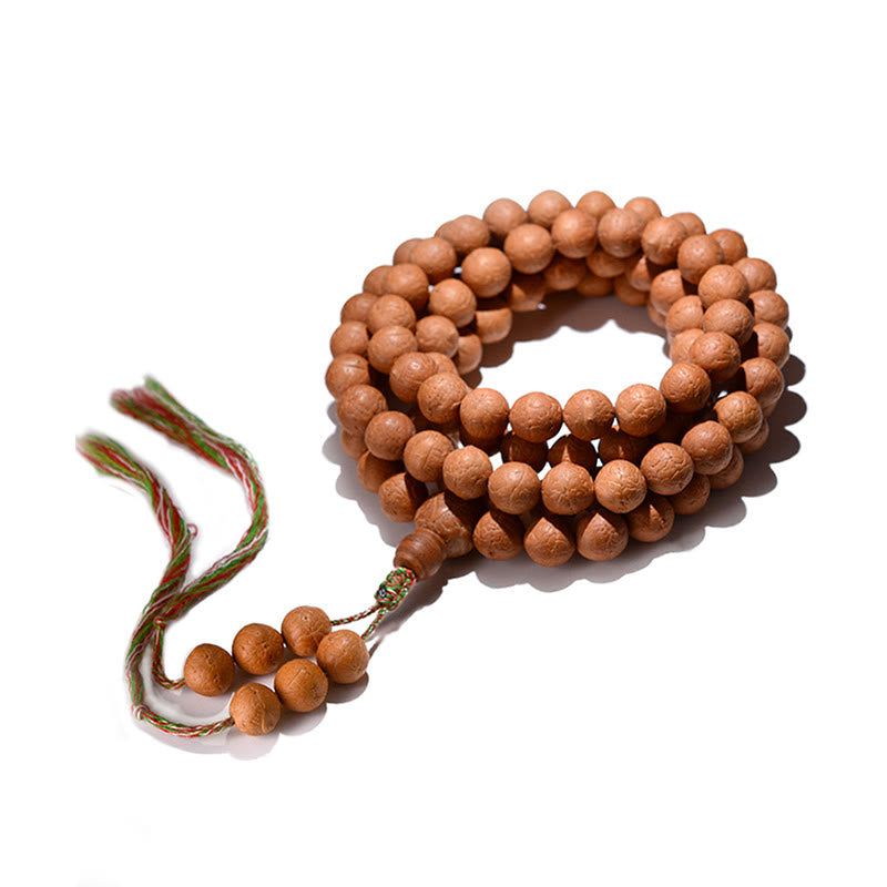 Mala Bodhi Armband aus Holzperlen mit Quaste auf weißem Hintergrund.