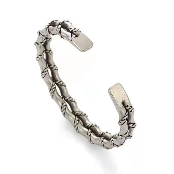Silbernes Bambus Armband – Glück Design elegantes Accessoire getragen