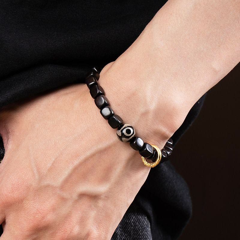 Armband Ebenholz – Balance & Ruhe schwarzes Perlenarmband Handgelenk getragen