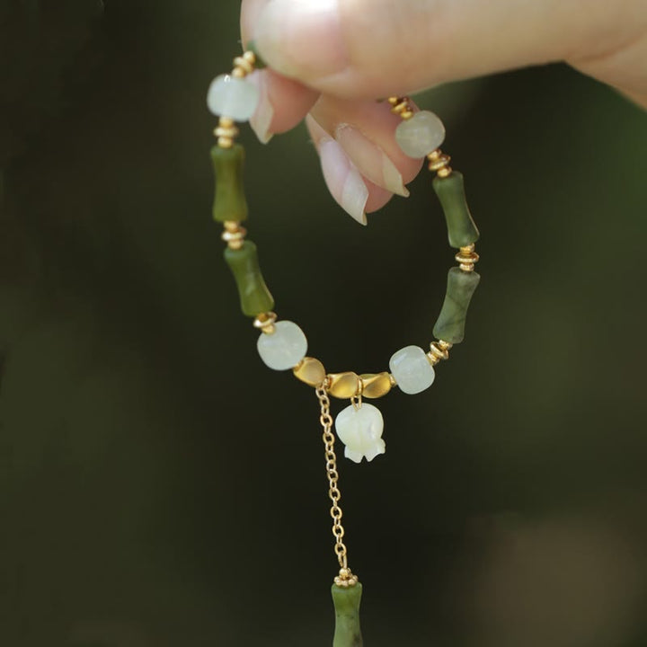 Armband Jade Bambus – Wohlstand mit grünen Steinen und goldenen Perlen.