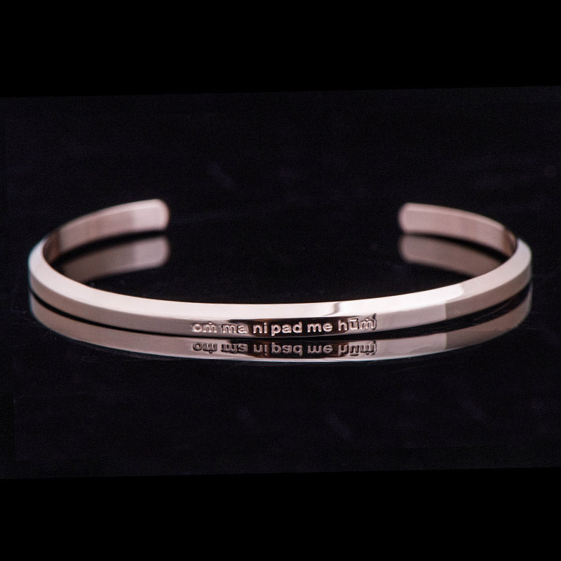 Silbernes Armband mit Gravur am Handgelenk getragen elegant