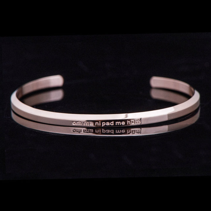 Silbernes Armband mit Gravur am Handgelenk getragen elegant