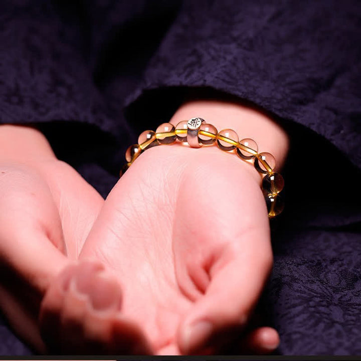 Citrin Armband mit Silber Spacer am Handgelenk elegant getragen.
