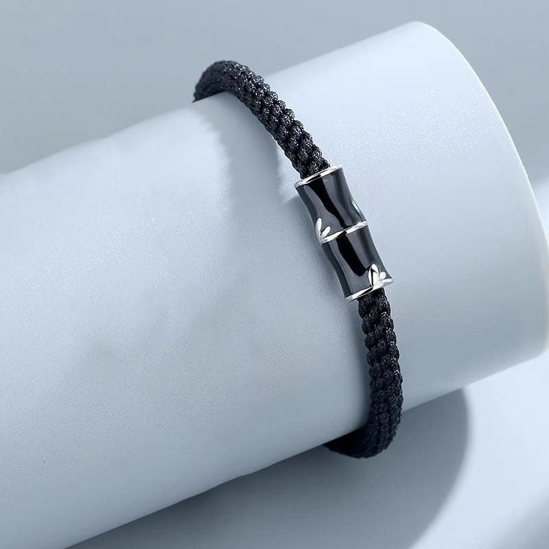 Schwarzes Bambus Armband Heilung mit Metallverzierungen elegant präsentiert.