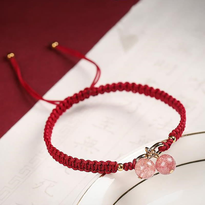 Rotes Armband Erdbeerquarz am Handgelenk mit rosa Steinen elegante Schnur