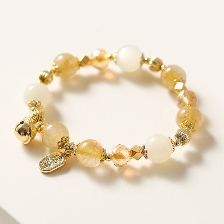 Armband – Glück & Wohlstand & Segen mit goldenen Perlen und weißen Steinen.