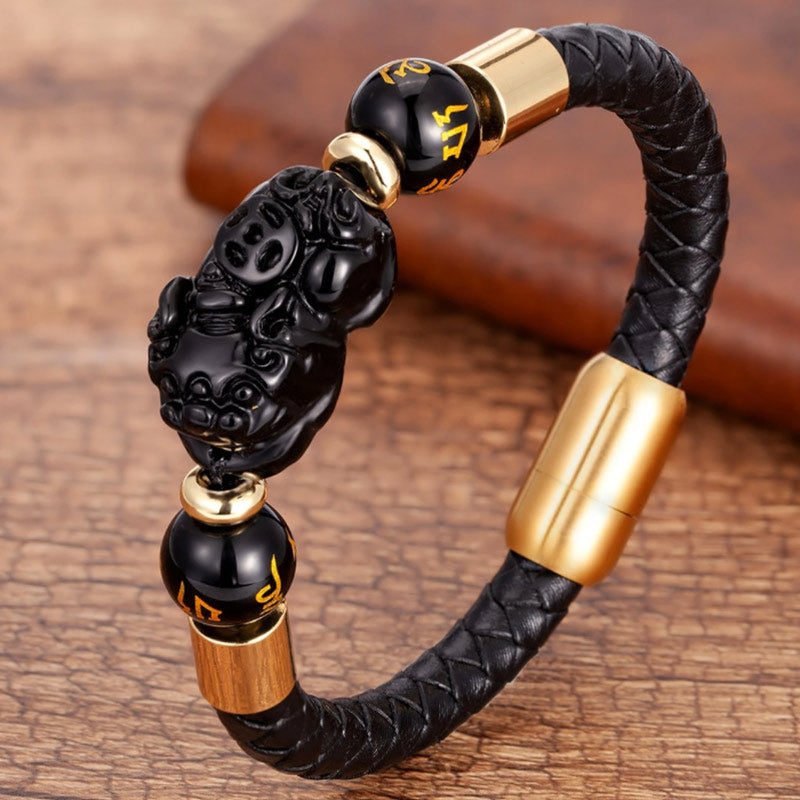 Schwarzes Pixiu Armband mit Tigerauge und Lederband getragen