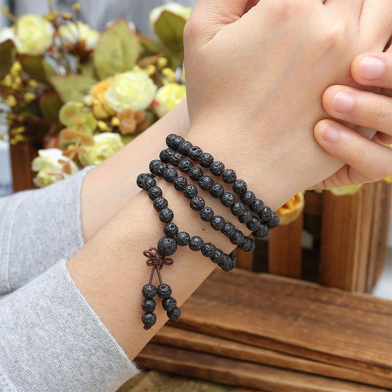 Schwarzes Lava Rock Armband 108 Perlen Schutz am Handgelenk getragen