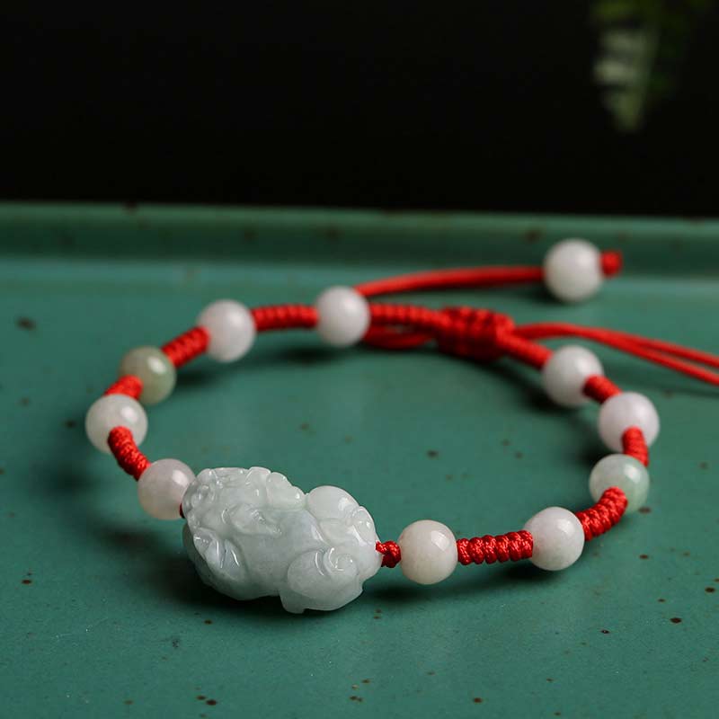 Jade Pixiu Armband mit roten Kordeln und weißen Perlen Glück
