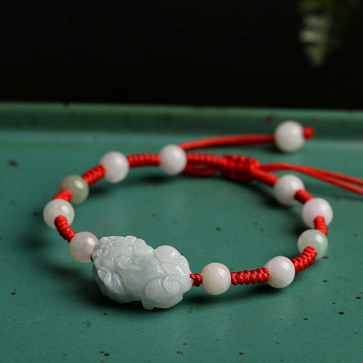 Jade Pixiu Armband mit roten Kordeln und weißen Perlen Glück