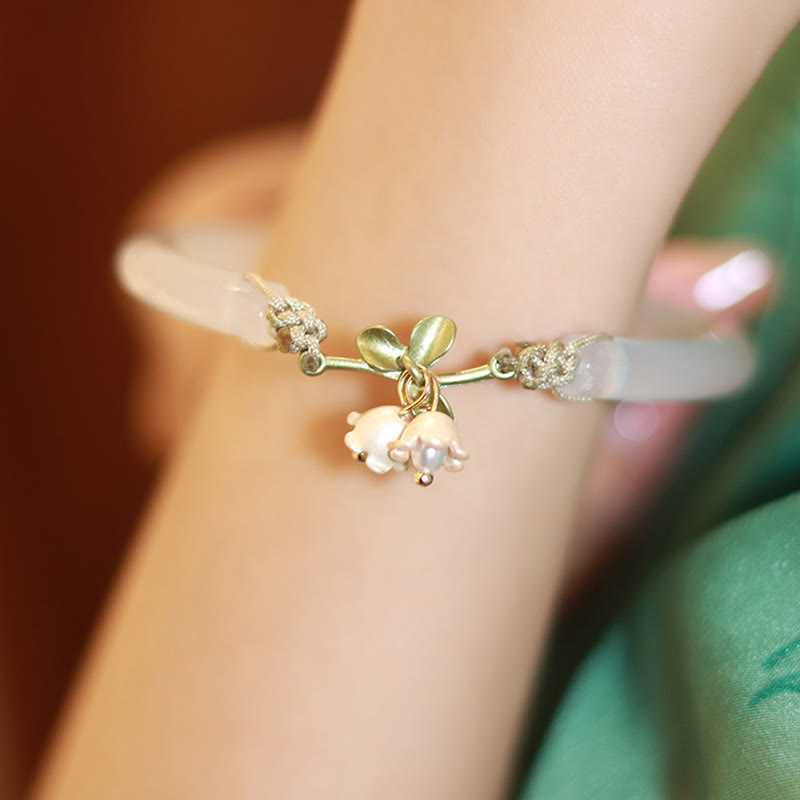 Armband – Stärke & Glück mit Perlen und goldenem Blattanhänger am Handgelenk