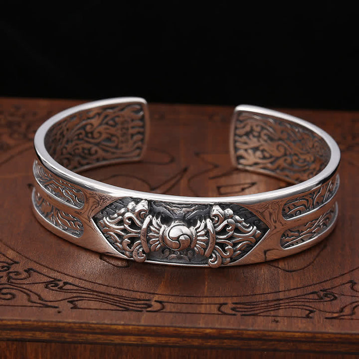 Ornamentales Armband 925 Silber mit Drachen-Motiv auf Holz.
