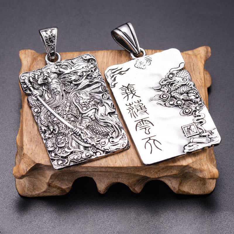 Jade Guan Gong Drachen – Wohlstand & Mut – Bild 4 – Silberne Drachen Anhänger mit chinesischen Schriftzeichen Holzständer