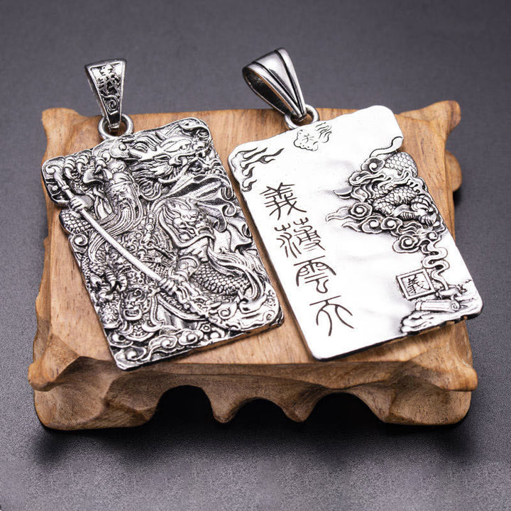 Jade Guan Gong Drachen – Wohlstand & Mut – Bild 4 – Silberne Drachen Anhänger mit chinesischen Schriftzeichen Holzständer