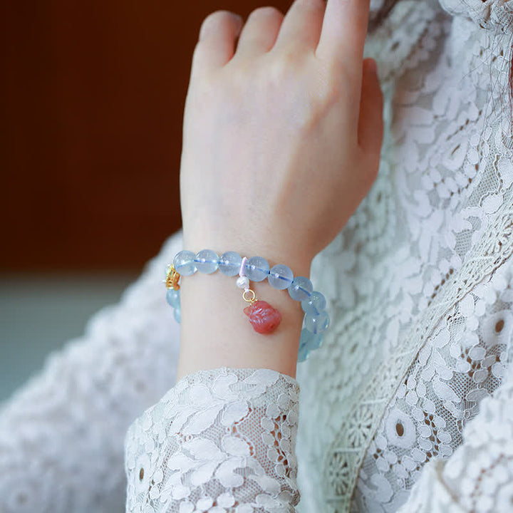 Armband Aquamarin Roter Achat Heilstein am Handgelenk getragen elegant