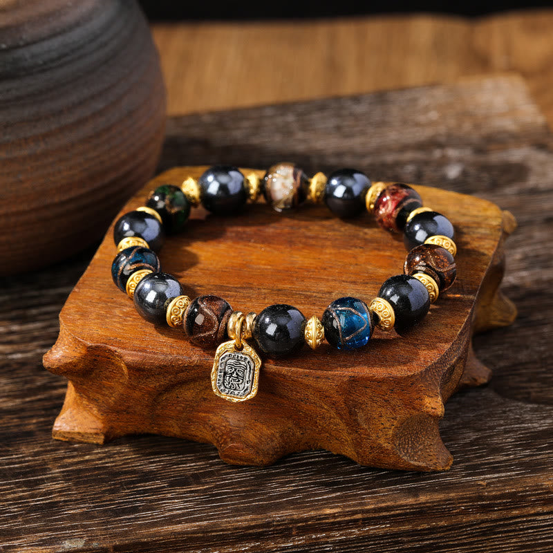 Armband Zakiram mit schwarzen Perlen und goldenen Spacern elegant.
