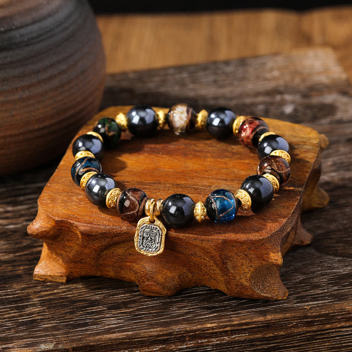 Armband Zakiram mit schwarzen Perlen und goldenen Spacern elegant.