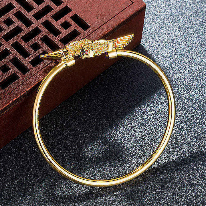 Goldenes Armband Kupfer Koi Fisch Wohlstand Schmuck Flachlage Detailansicht