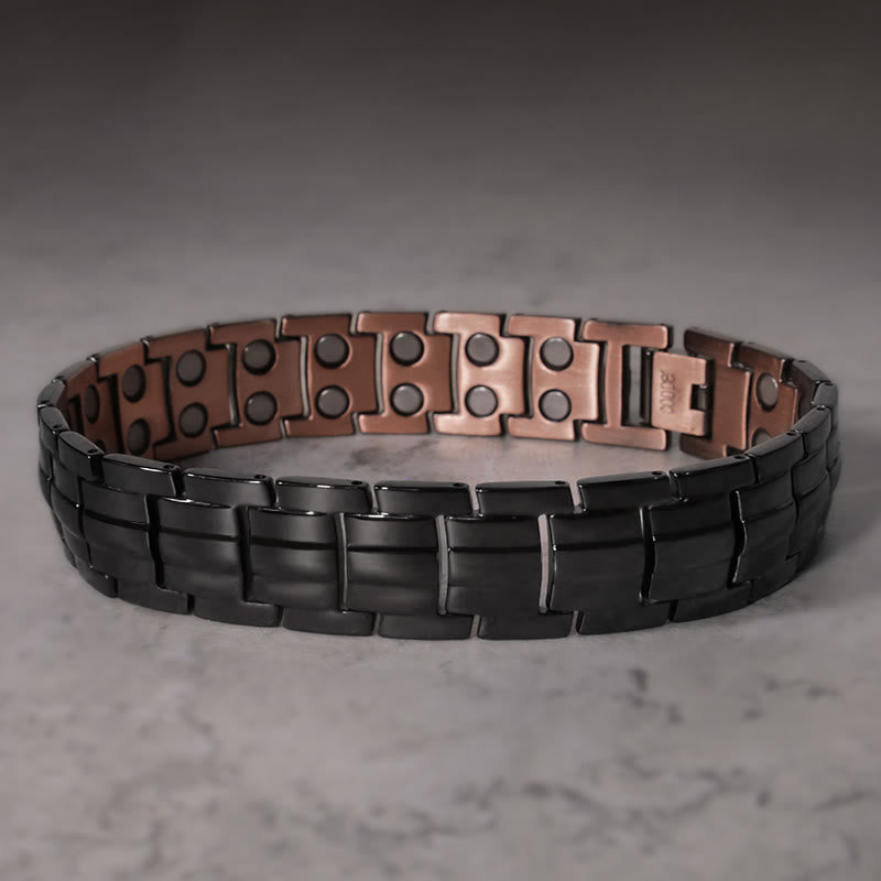 Schwarzes magnetisches Kupfer Armband Vintage Design elegant getragen