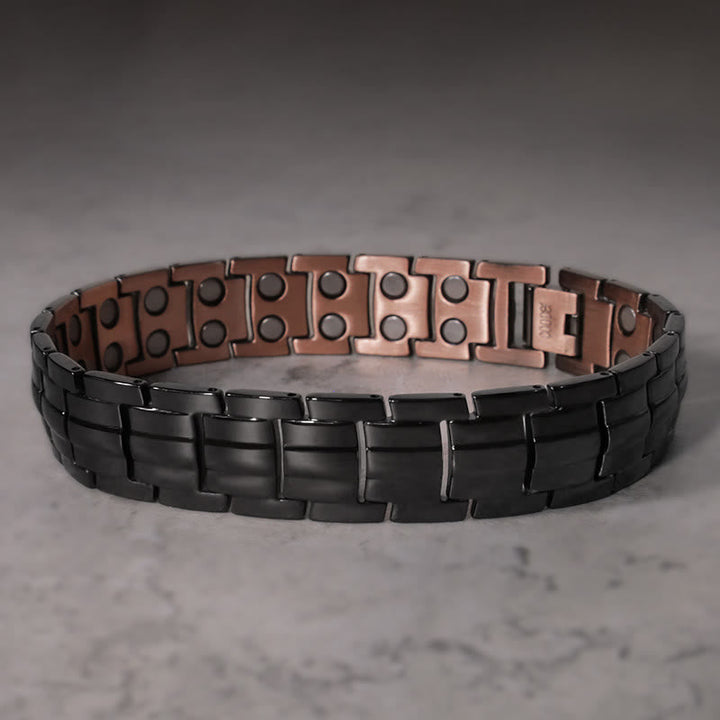 Schwarzes magnetisches Kupfer Armband Vintage Design elegant getragen