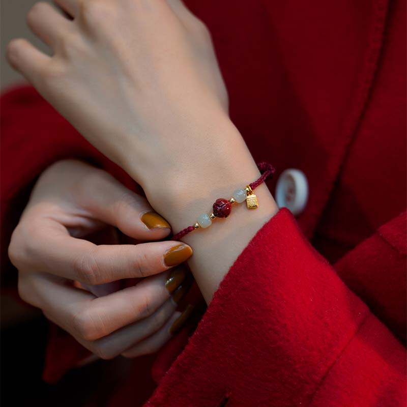 Armband Zinnober Jade Lotus – Ruhe am Handgelenk getragen elegant