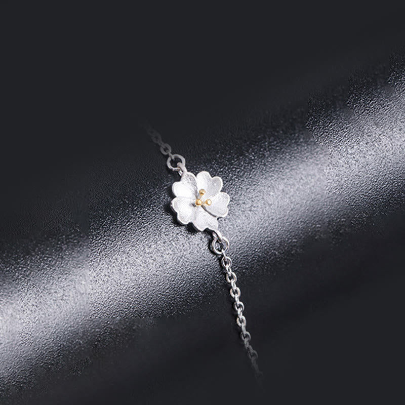 Armband 925 Silber – Segen mit weißer Blüte an Handgelenk getragen