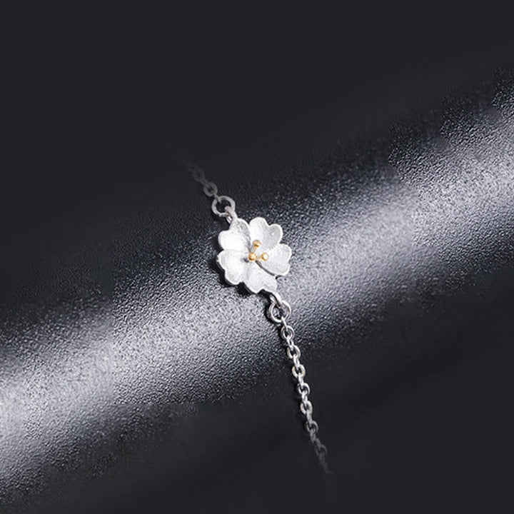 Armband 925 Silber – Segen mit weißer Blüte an Handgelenk getragen