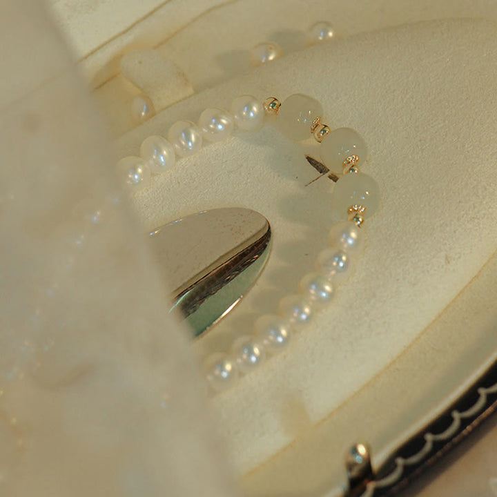 Armband Weiße Jade mit Perlen und goldenen Verschlüssen elegant.