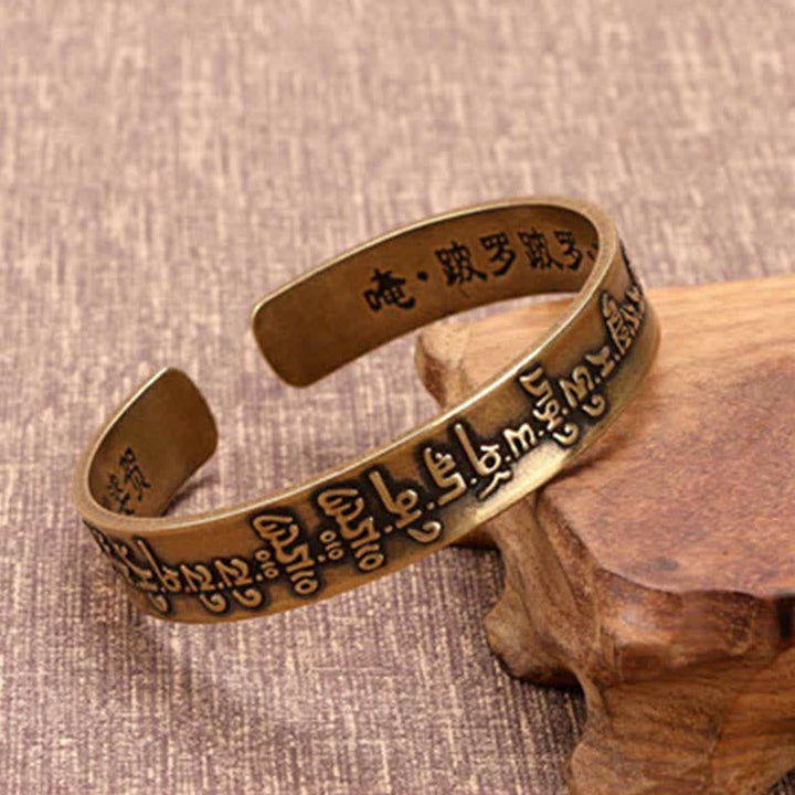Armband Kupfer Om Mani Padme Hum am Handgelenk getragen Frieden Energie
