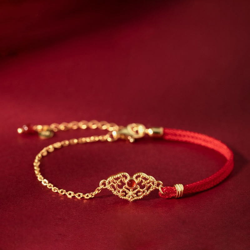Rotes Armband – Glück & Stärke & Energie mit goldenem Ornament Anhänger