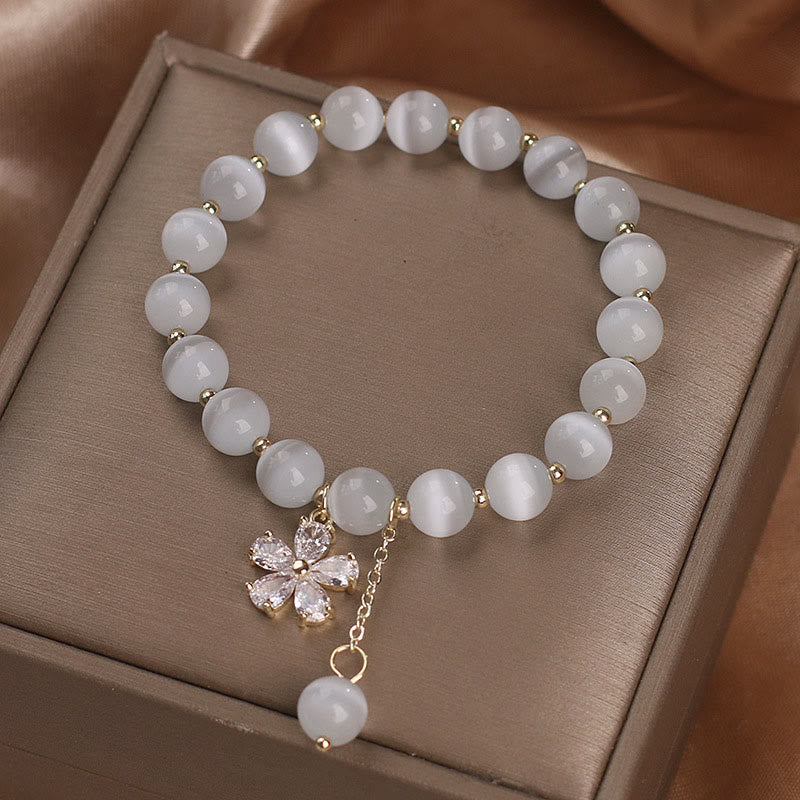 Weißes Jade Armband mit Blütenanhänger und Kristallen elegant.
