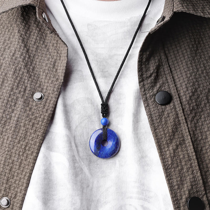Blaue Jade Kette Anhänger am Hals getragen Naturstein Münze
