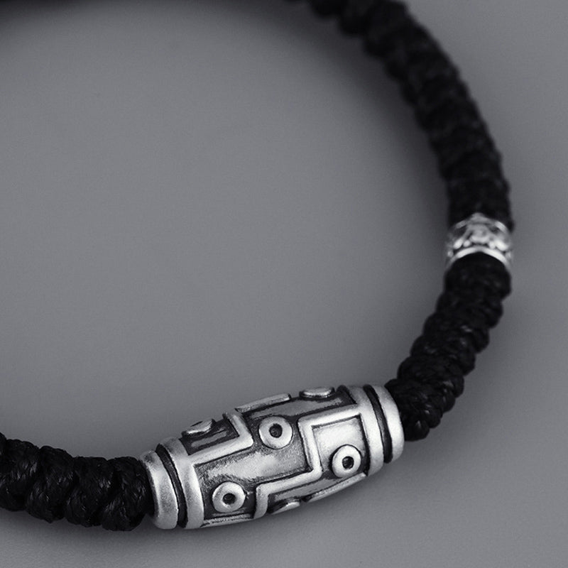 Schwarzes Armband 925 Silber mit graviertem Anhänger elegant getragen