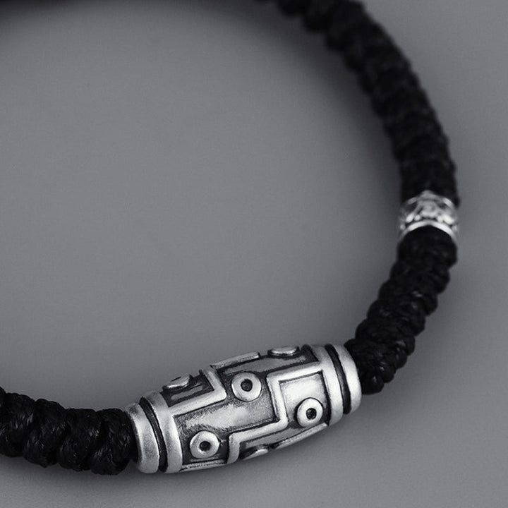 Schwarzes Armband 925 Silber mit graviertem Anhänger elegant getragen