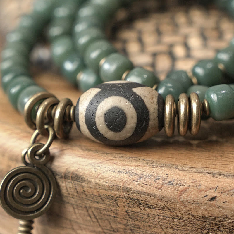 Armband Bodhi – Frieden mit grünen Perlen und Metallakzenten Nahaufnahme