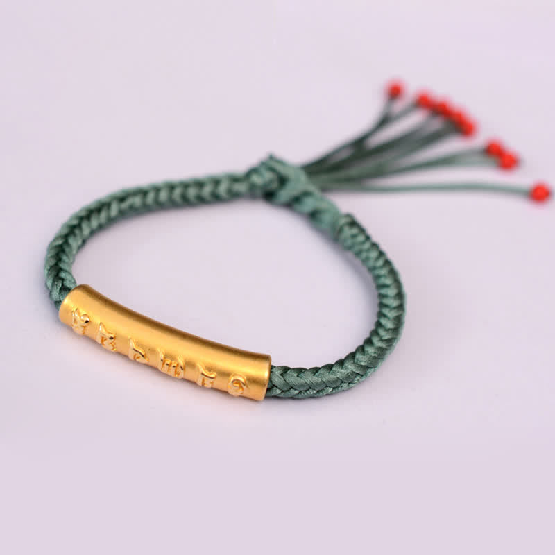 Grünes Armband mit goldenem Om Mani Padme Hum Anhänger elegantes Design.