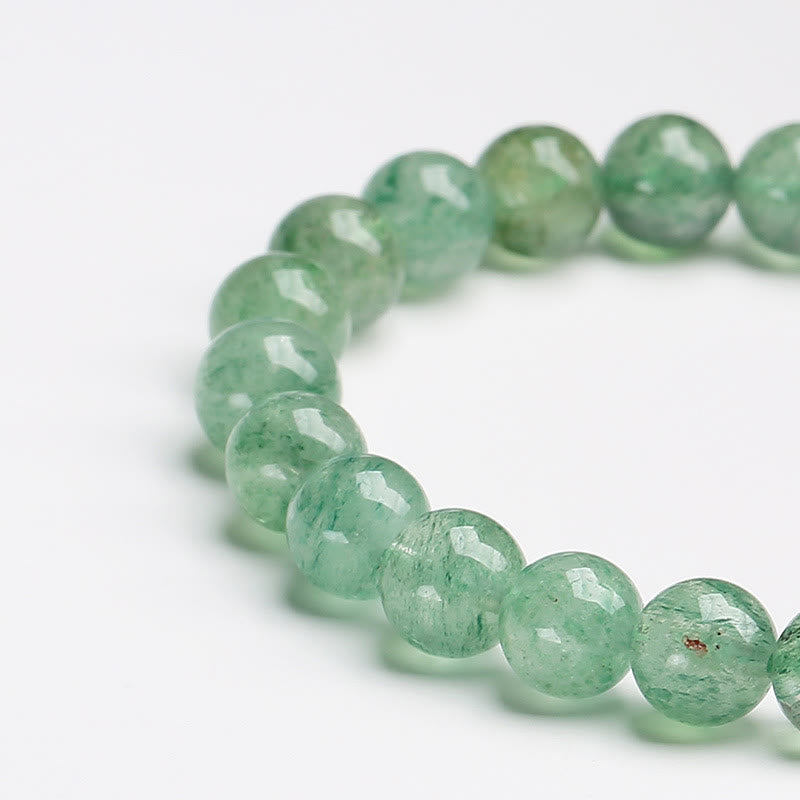 Grünes Fluorit Armband mit glänzenden Perlen auf weißem Hintergrund.