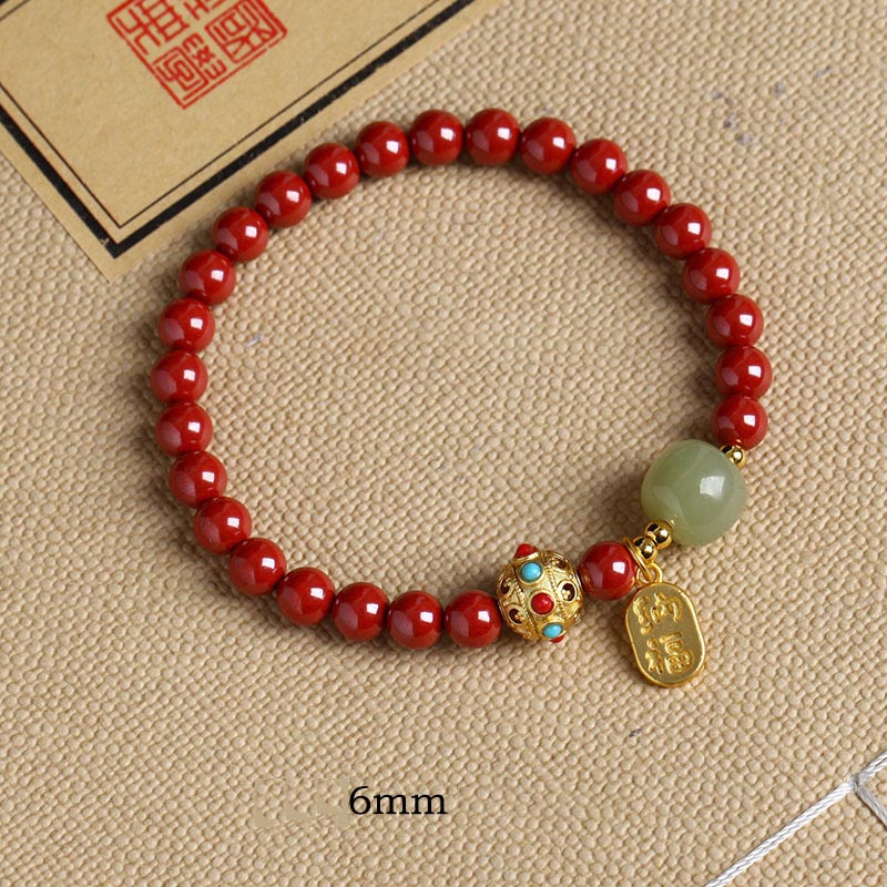 Rotes Armband Grüner Aventurin Zinnober auf Textilhintergrund, Flachaufnahme Schmuck.