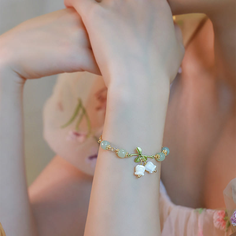 Armband Grüne Jade – Wohlstand mit weißen Perlen elegant am Handgelenk getragen