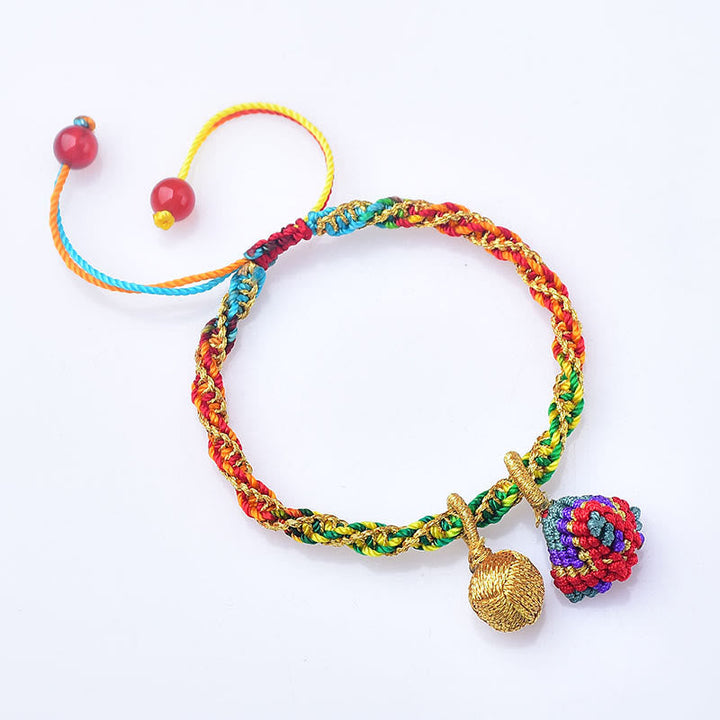 Buntes Armband mit Glücksbringern und Perlen elastisch tragbar.