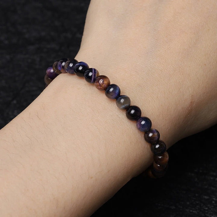 Tigerauge Armband am Handgelenk getragen braun schwarze Naturstein Perlen elastisch